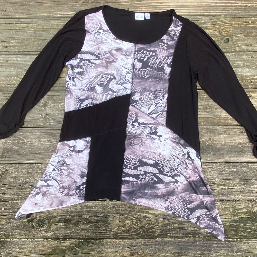 Kim Roger’s snake print black shark bite blouse size 1X ruched sleeves